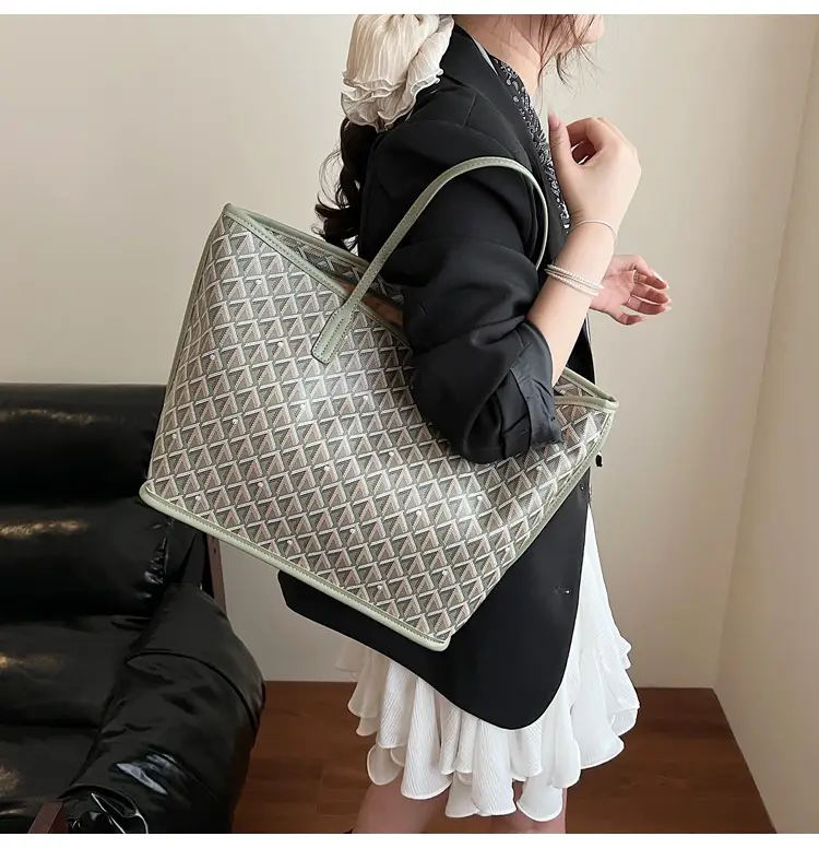 Retro Printed Quilted Shoulder Bag with Letter Commuting Design — feature 33