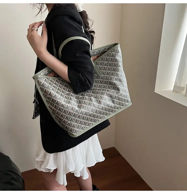 Retro Printed Quilted Shoulder Bag with Letter Commuting Design — feature 34