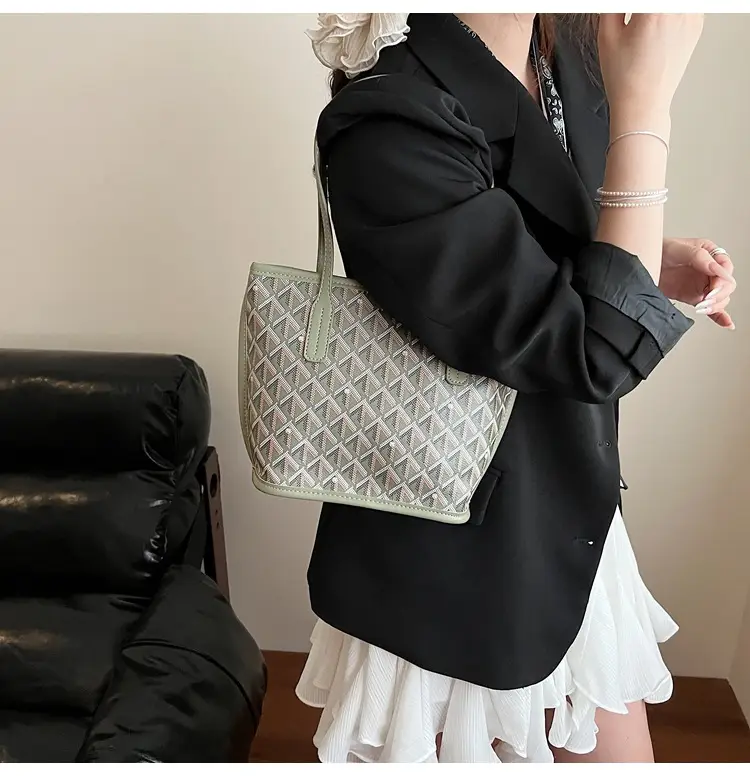 Retro Printed Quilted Shoulder Bag with Letter Commuting Design — feature 36
