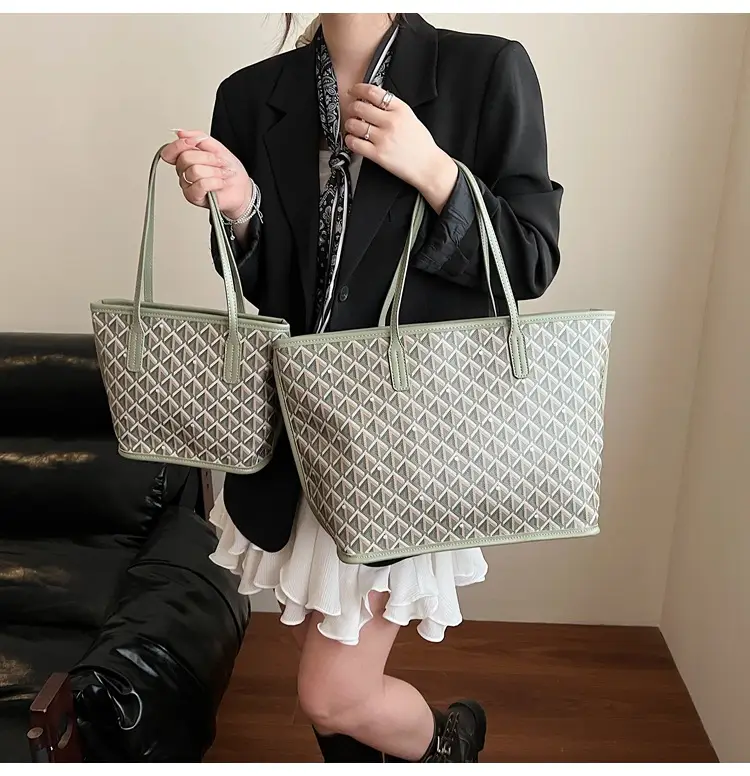 Retro Printed Quilted Shoulder Bag with Letter Commuting Design — feature 37