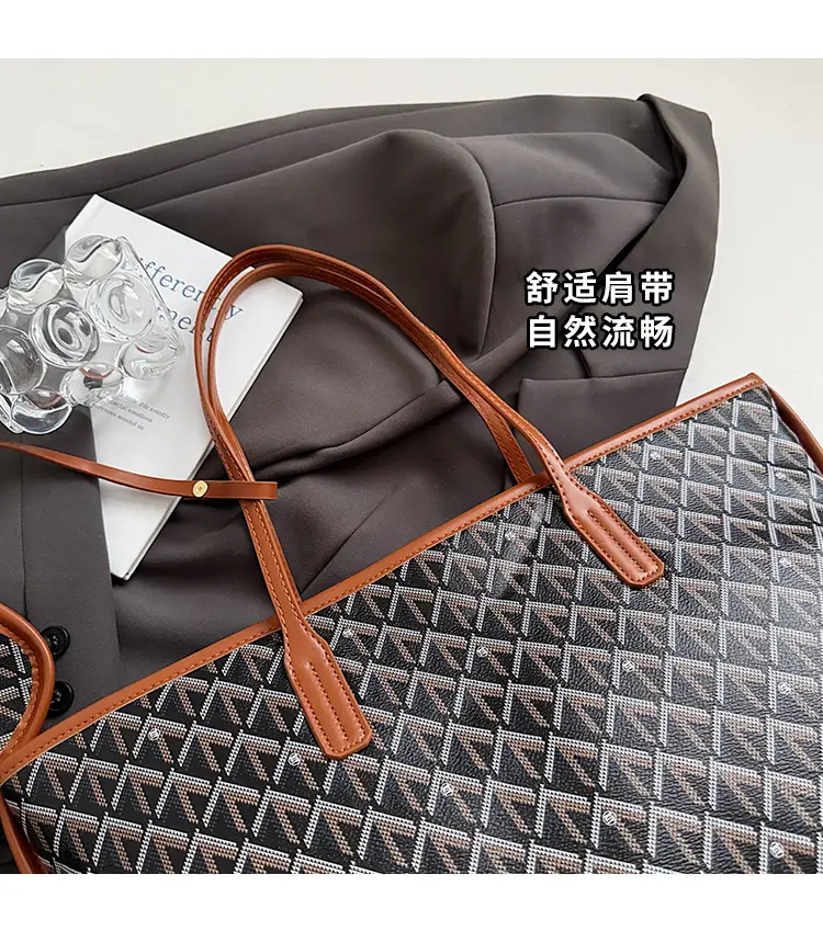 Retro Printed Quilted Shoulder Bag with Letter Commuting Design — feature 6