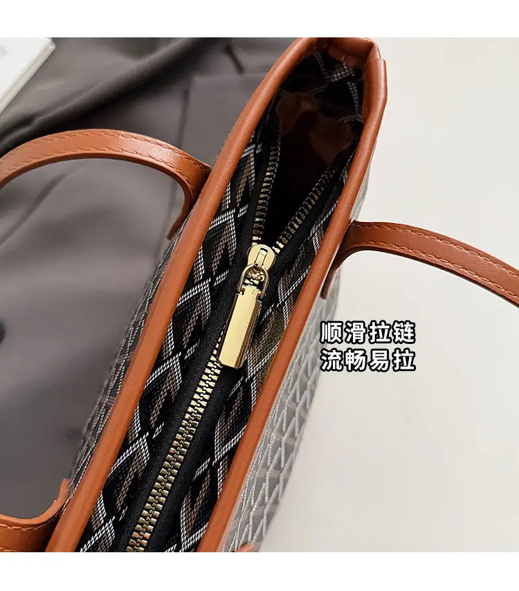 Retro Printed Quilted Shoulder Bag with Letter Commuting Design — feature 7