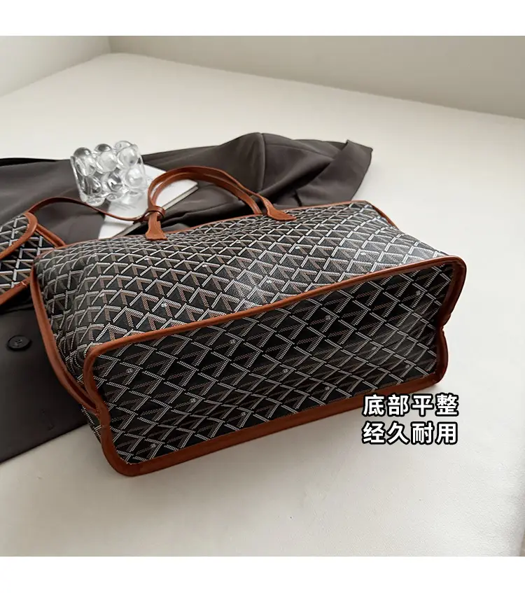 Retro Printed Quilted Shoulder Bag with Letter Commuting Design — feature 8
