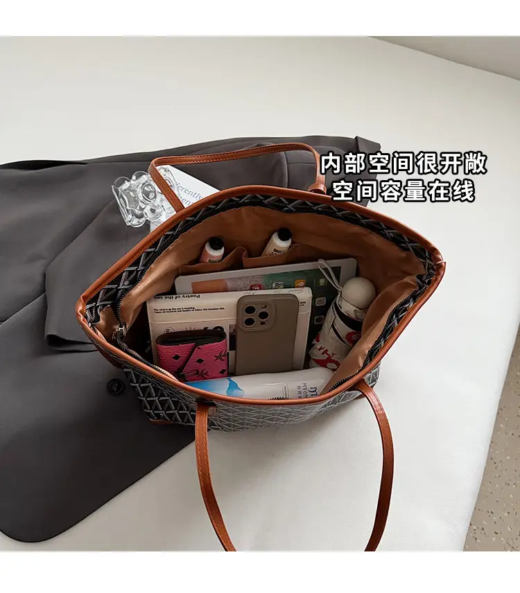 Retro Printed Quilted Shoulder Bag with Letter Commuting Design — feature 9
