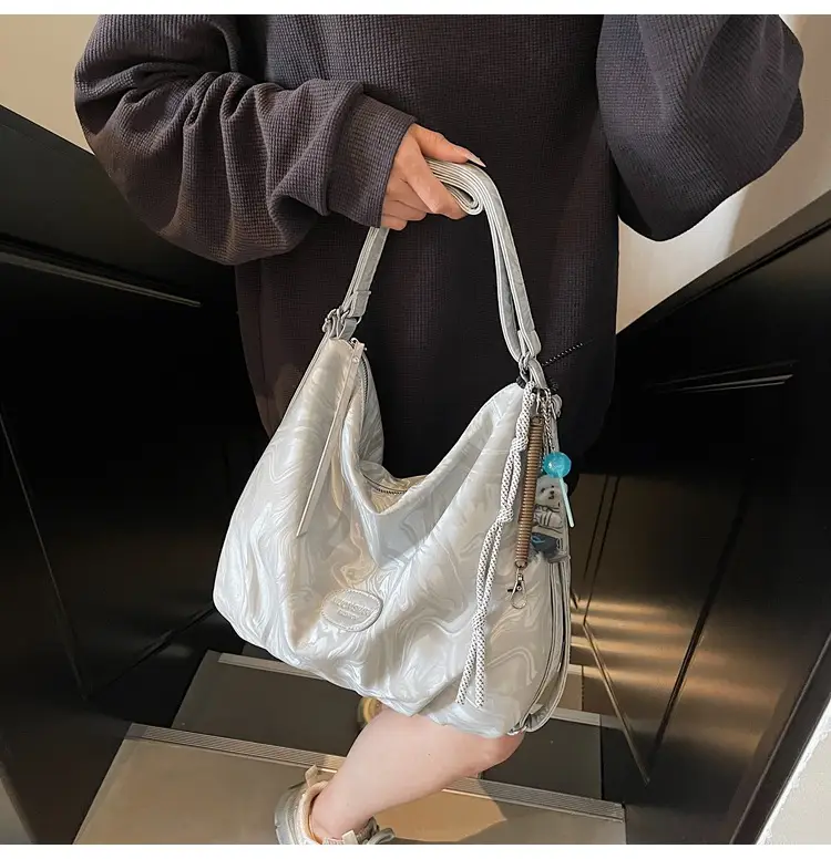 Women's Large Capacity Korean Style Shoulder Bag 2026 — feature 16