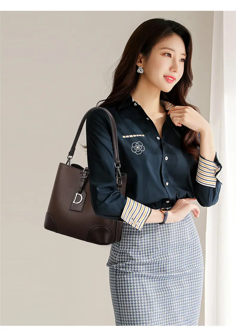 D-Logo Cross-Border Large Capacity Leather Bag — feature 21
