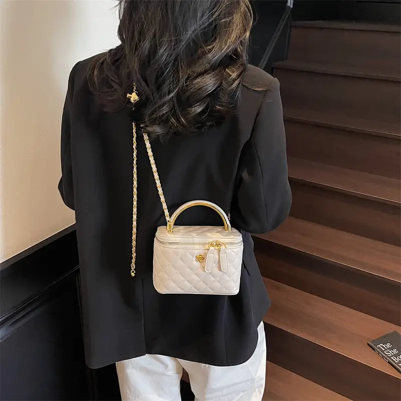 Red Diamond Plaid Chain Shoulder Bag for Women - Image 6