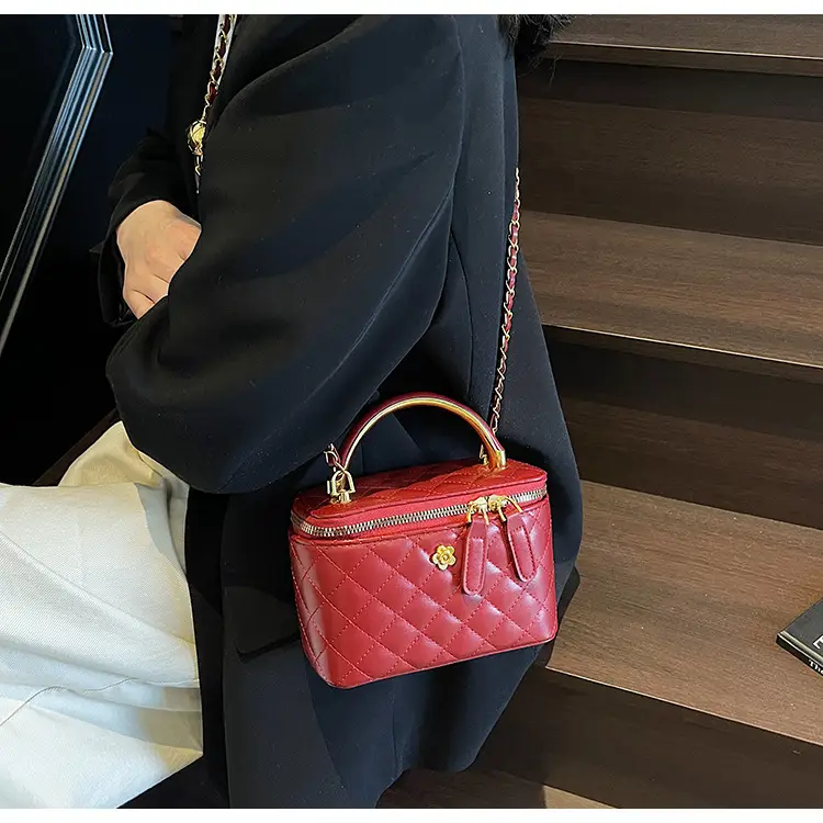 Red Diamond Plaid Chain Shoulder Bag for Women — feature 12