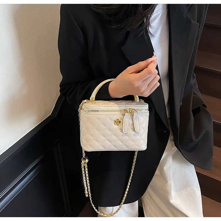 Red Diamond Plaid Chain Shoulder Bag for Women — feature 15