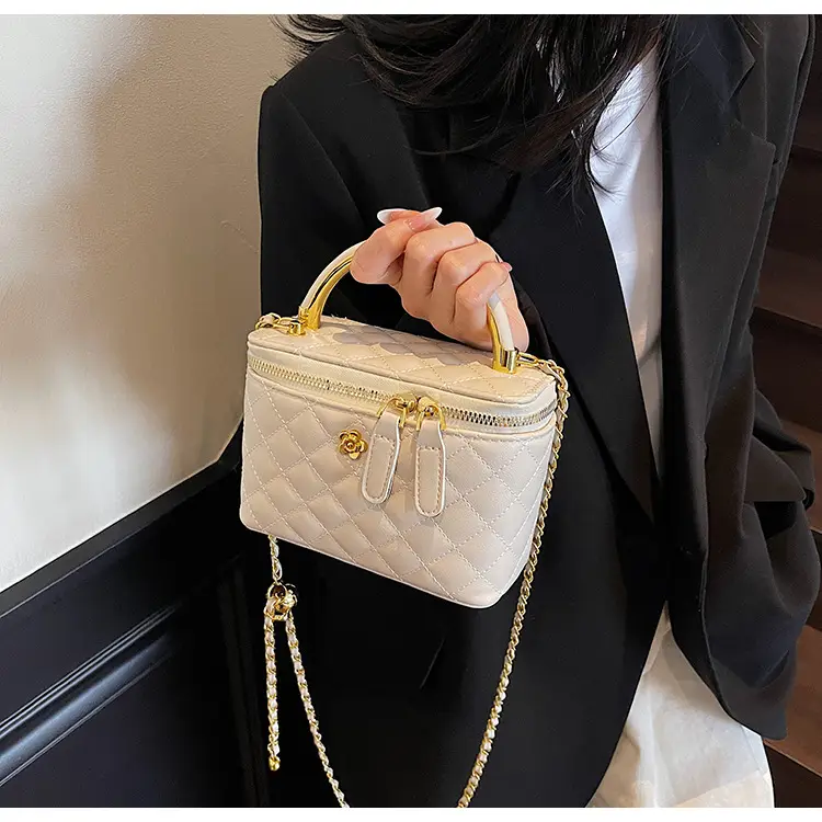 Red Diamond Plaid Chain Shoulder Bag for Women — feature 16