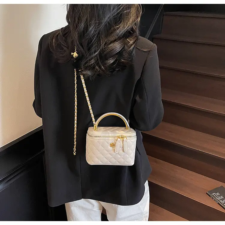 Red Diamond Plaid Chain Shoulder Bag for Women — feature 17