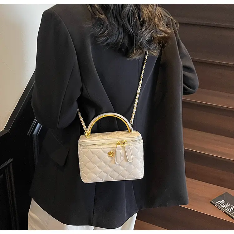 Red Diamond Plaid Chain Shoulder Bag for Women — feature 18