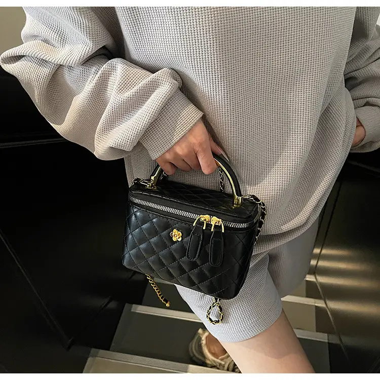 Red Diamond Plaid Chain Shoulder Bag for Women — feature 19