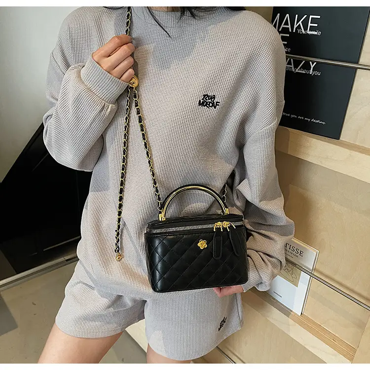 Red Diamond Plaid Chain Shoulder Bag for Women — feature 21