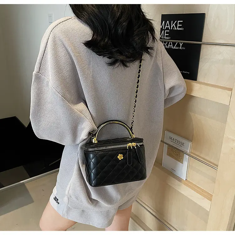Red Diamond Plaid Chain Shoulder Bag for Women — feature 22