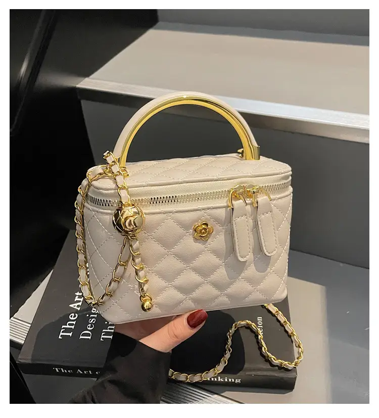 Red Diamond Plaid Chain Shoulder Bag for Women — feature 3