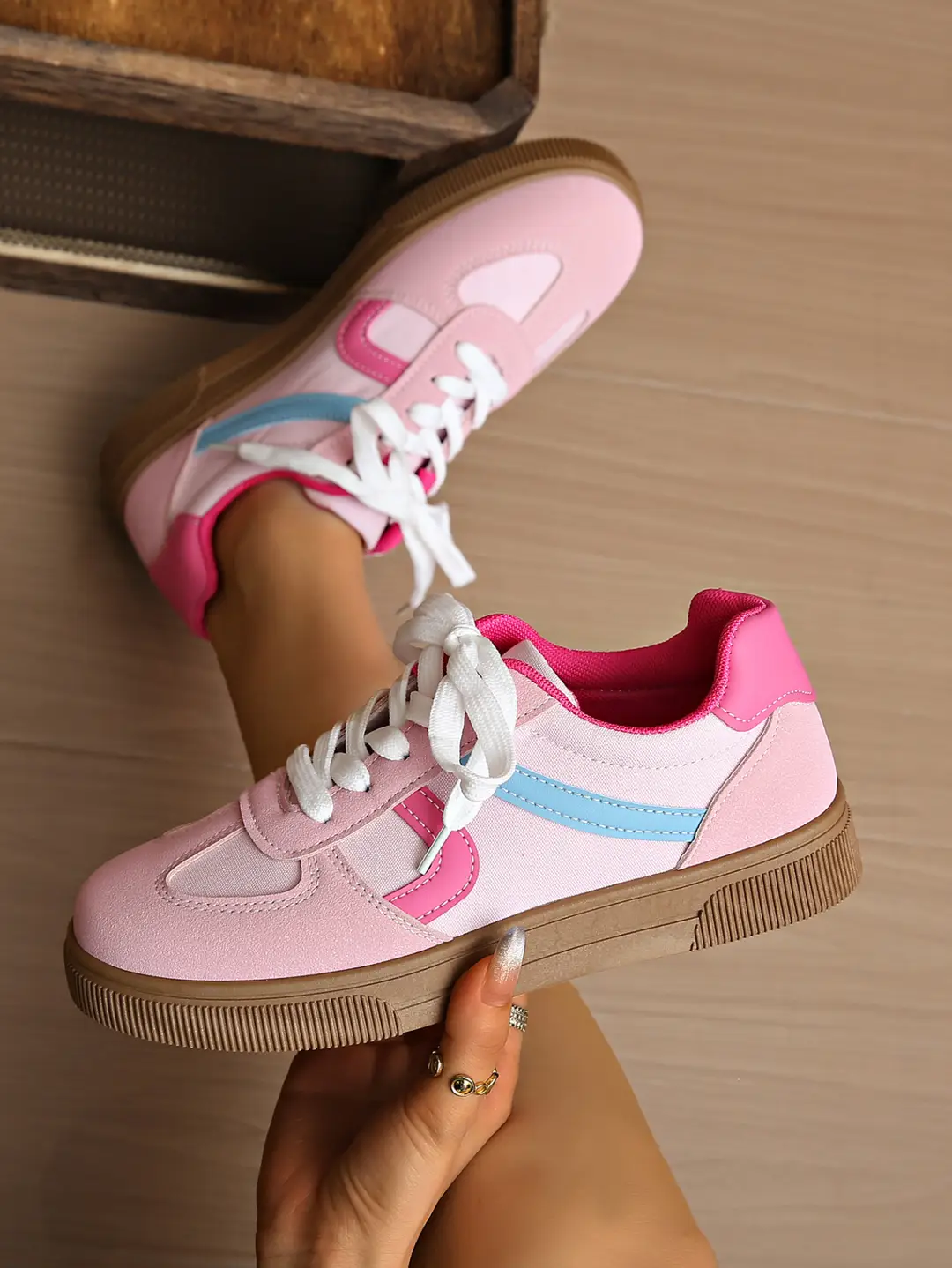 2026 New Style Women's White Sneakers, Flat, Lightweight, Breathable, Versatile, Fashionable Casual Shoes, Simple Style Sports Shoes — feature 8