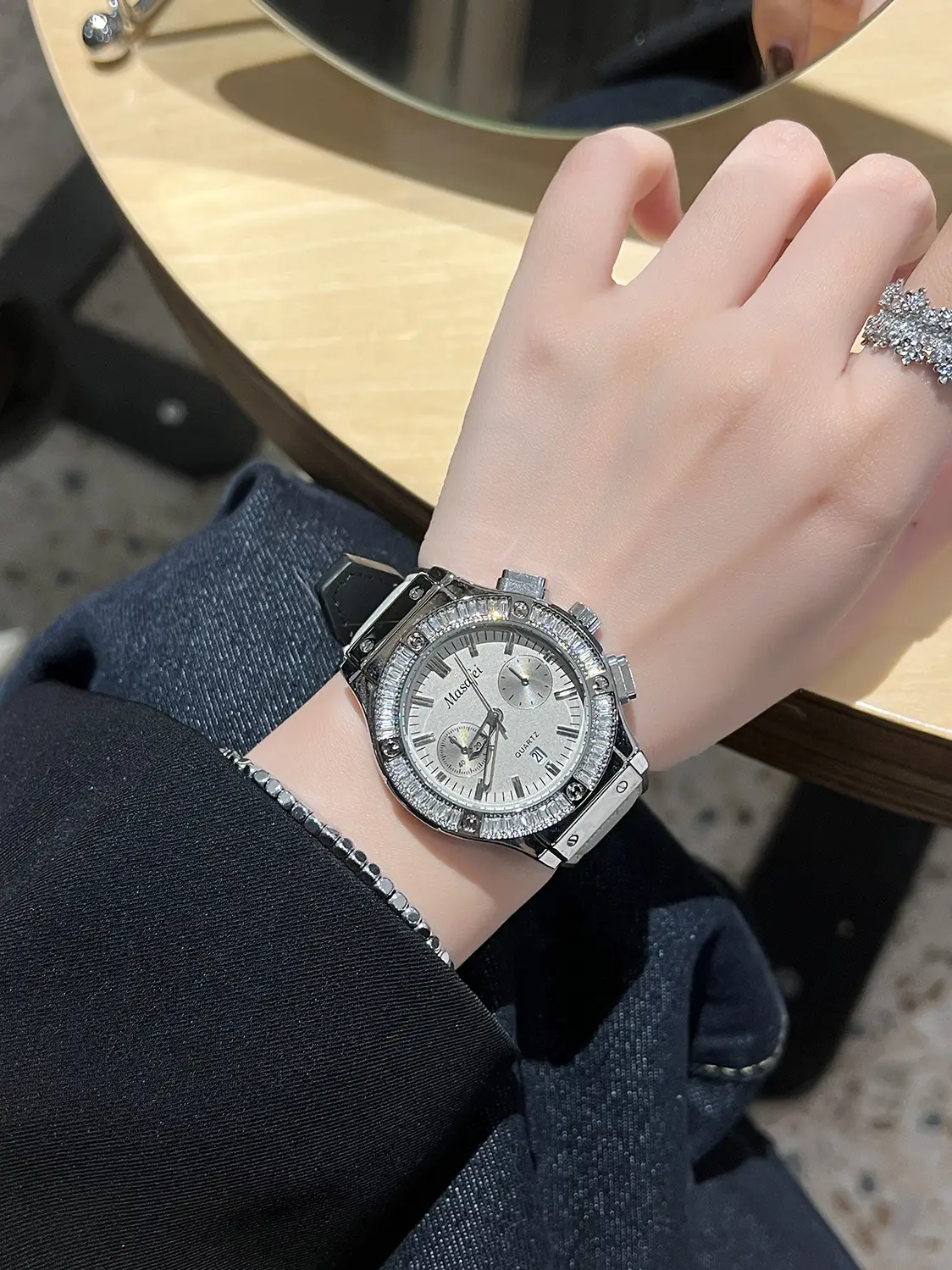 Cross-Border Swiss Royal Oak Watch for Women — feature 3