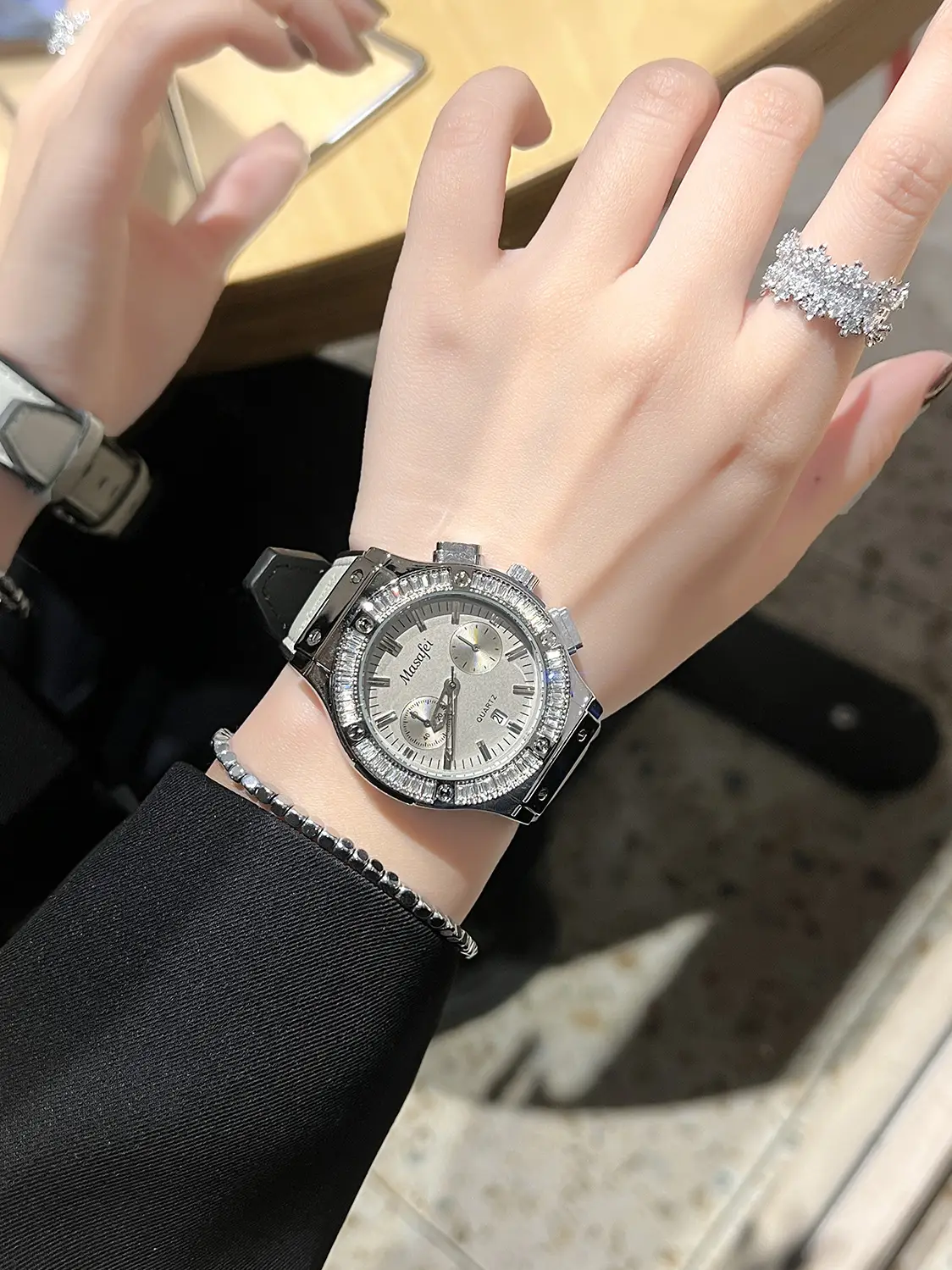Cross-Border Swiss Royal Oak Watch for Women — feature 4