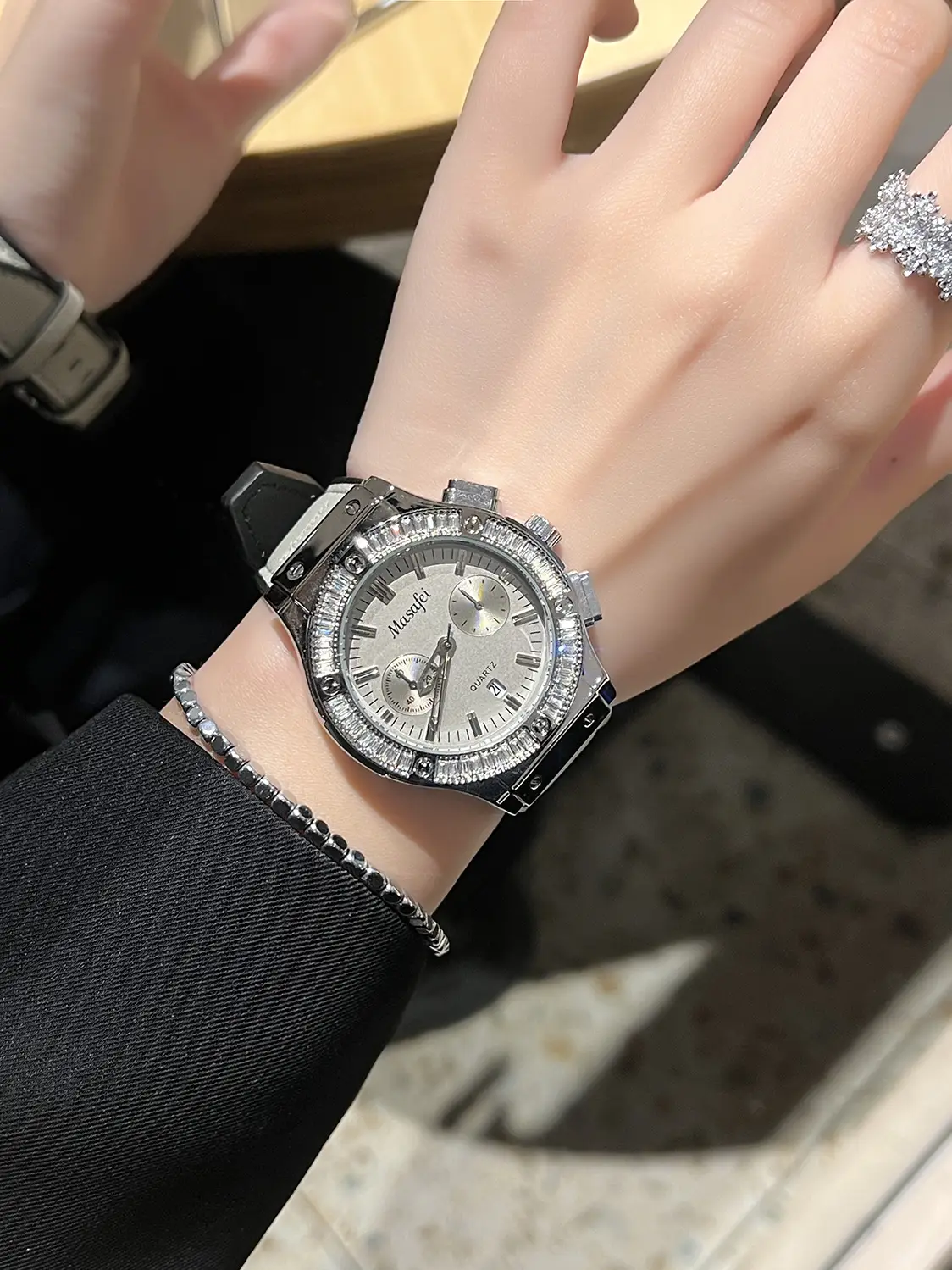 Cross-Border Swiss Royal Oak Watch for Women — feature 7