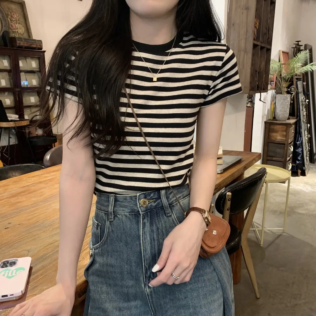 Korean Style Right Shoulder Stripesd Round Neck Short-Sleeved T-Shirt for Women 2025 Summer New Korean Style Fashion Versatile Niche Top Trend — feature 3