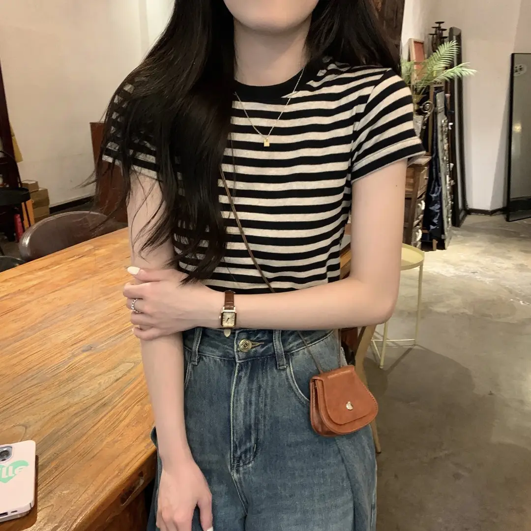 Korean Style Right Shoulder Stripesd Round Neck Short-Sleeved T-Shirt for Women 2025 Summer New Korean Style Fashion Versatile Niche Top Trend — feature 4
