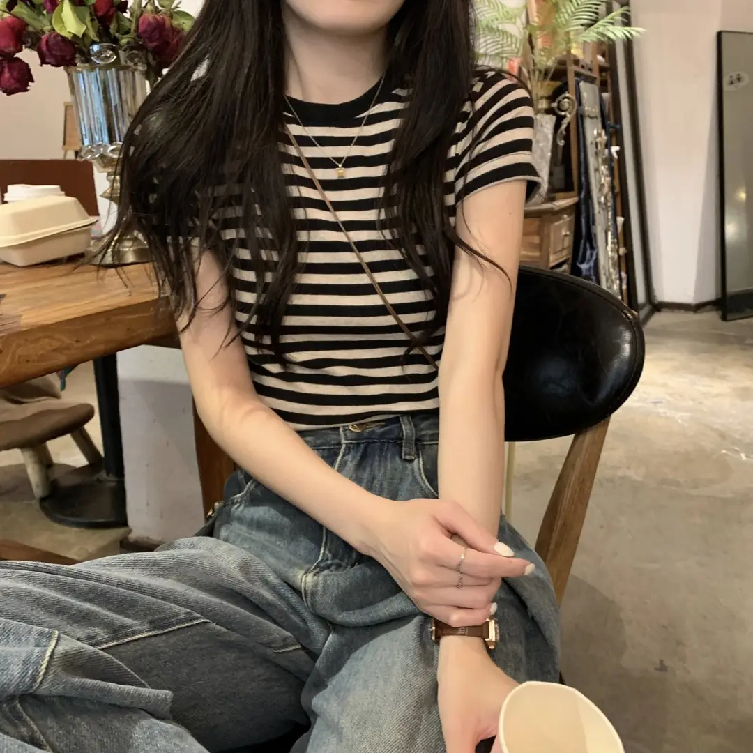 Korean Style Right Shoulder Stripesd Round Neck Short-Sleeved T-Shirt for Women 2025 Summer New Korean Style Fashion Versatile Niche Top Trend — feature 9