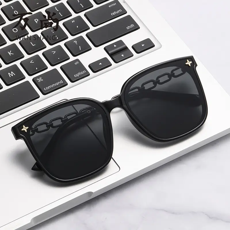 Retro Square Sunglasses for Women with Gold Chain