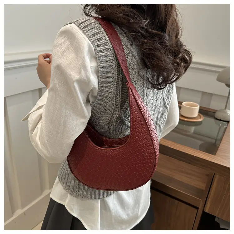 Women's Niche Design Shoulder Bag 2025 — feature 11