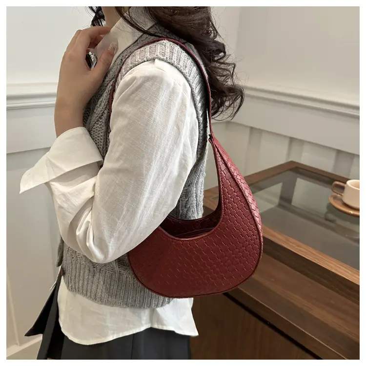 Women's Niche Design Shoulder Bag 2025 — feature 12