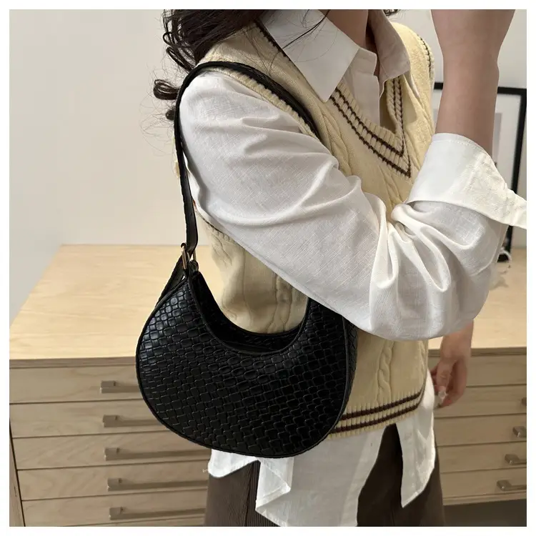 Women's Niche Design Shoulder Bag 2025 — feature 17