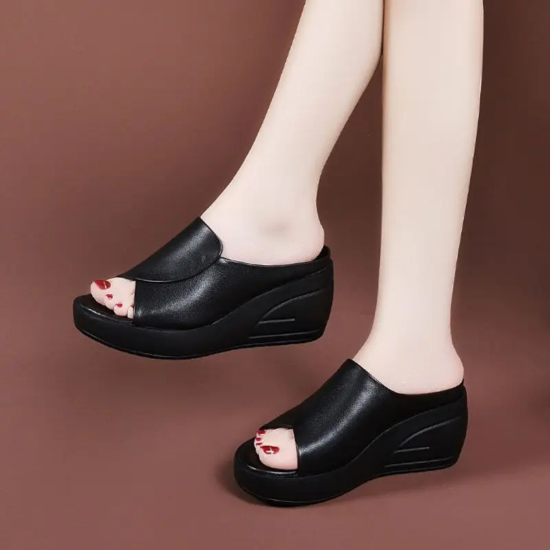 Cross-Border New Style Genuine Soft Leather Non-Slip Wear-Resistant Mom Slippers Women's Summer 2025 Waterproof Platform Thick-Soled Fashionable Outer Sandals