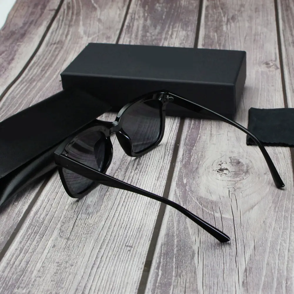 Black Polarized Sunglasses with 3-Point Studs β feature 4