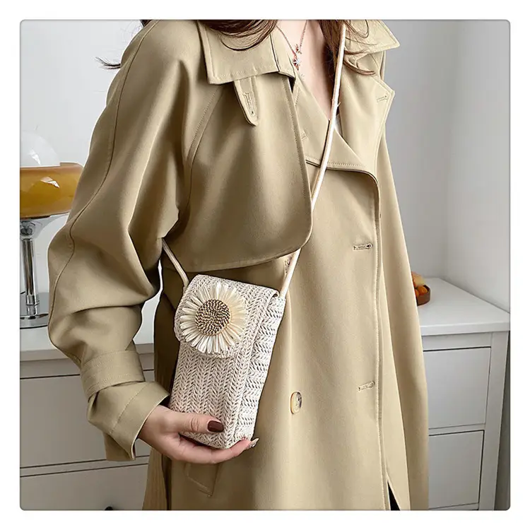 Women's Straw Flower Crossbody Bag Beige — feature 10