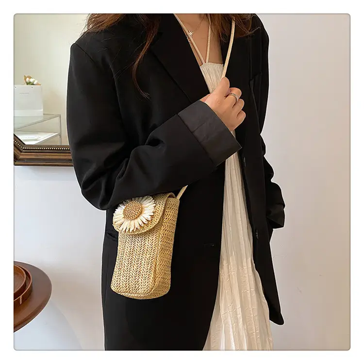 Women's Straw Flower Crossbody Bag Beige — feature 15
