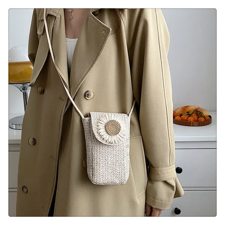 Women's Straw Flower Crossbody Bag Beige — feature 9