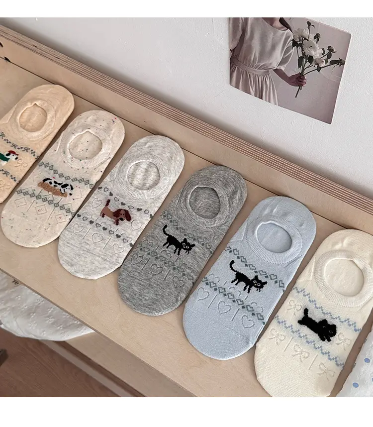 Spring and Summer Socks Women's Socks South Korea Boneless Socks Ultra-thin Silicone Shallow Mouth Boat Socks Fairisland Ins Style Invisible Socks — feature 11