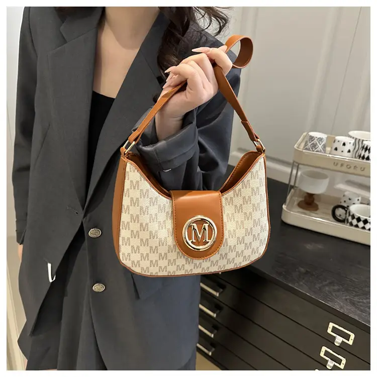Retro Letter Print Shoulder Bag Brown Leather 2025 — feature 9