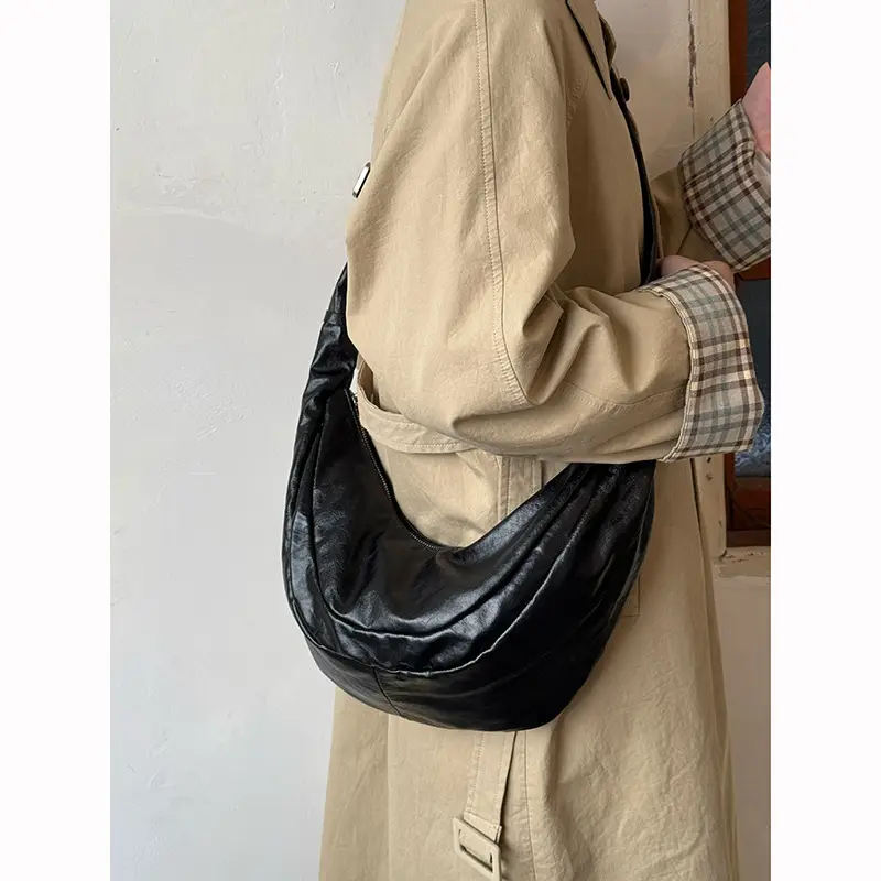 Black Retro Leather Crossbody Bag for Women - Image 4