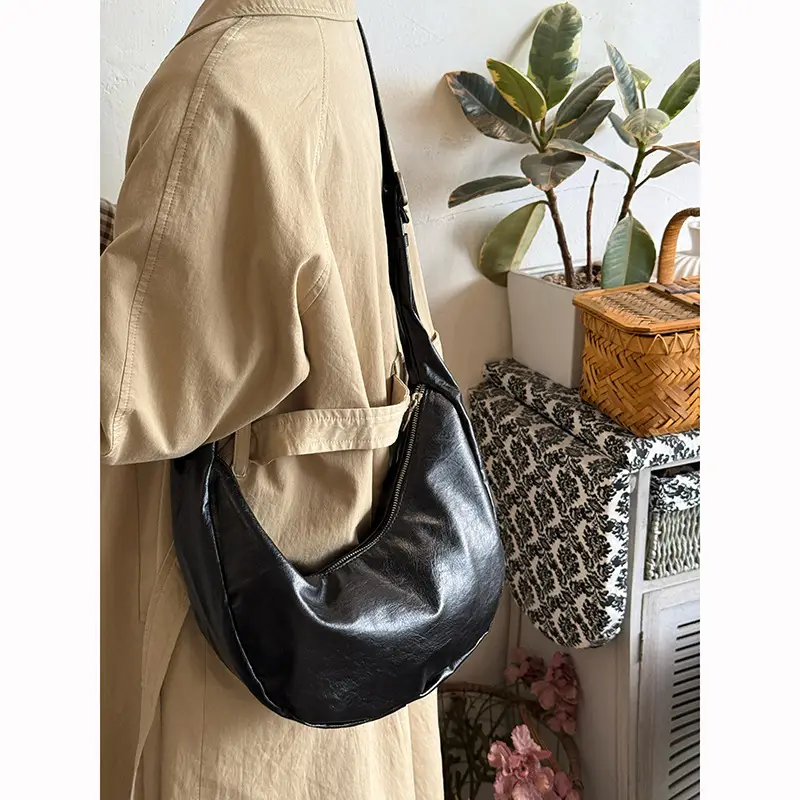 Black Retro Leather Crossbody Bag for Women - Image 7