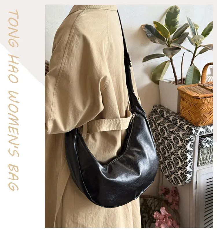 Black Retro Leather Crossbody Bag for Women — feature 4
