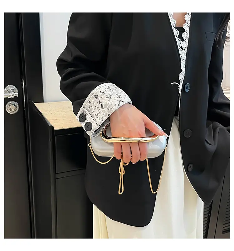 Retro Metal Chain Mini Bag with Gold Handle — feature 10