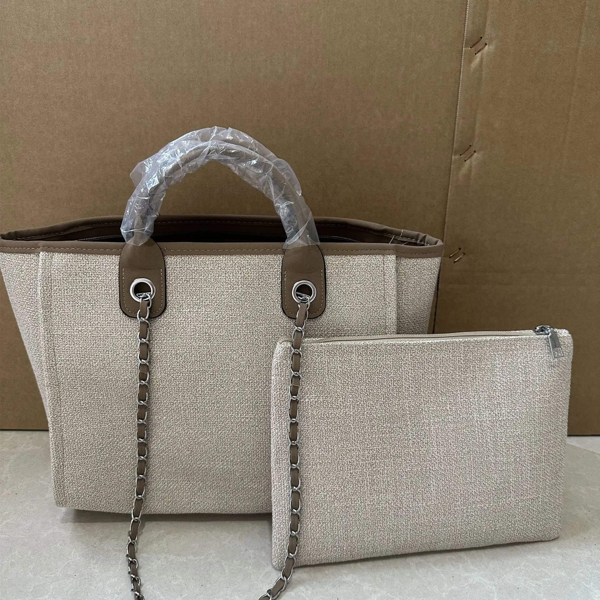Women's Chain Tote Bag Large Capacity Beige Leather — feature 17