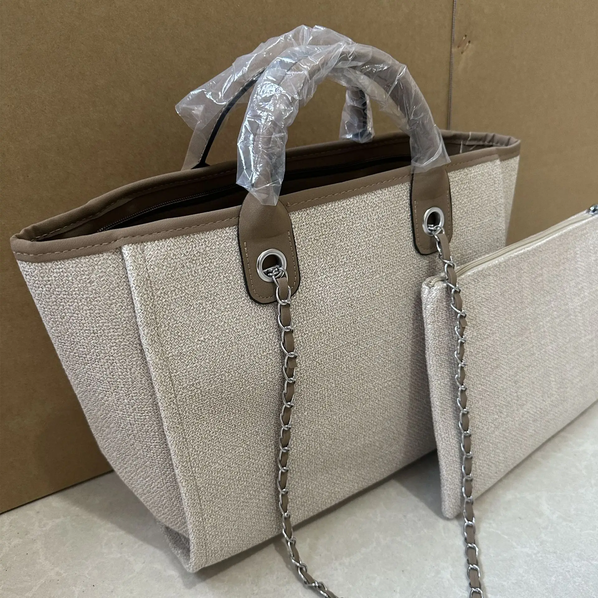 Women's Chain Tote Bag Large Capacity Beige Leather — feature 18