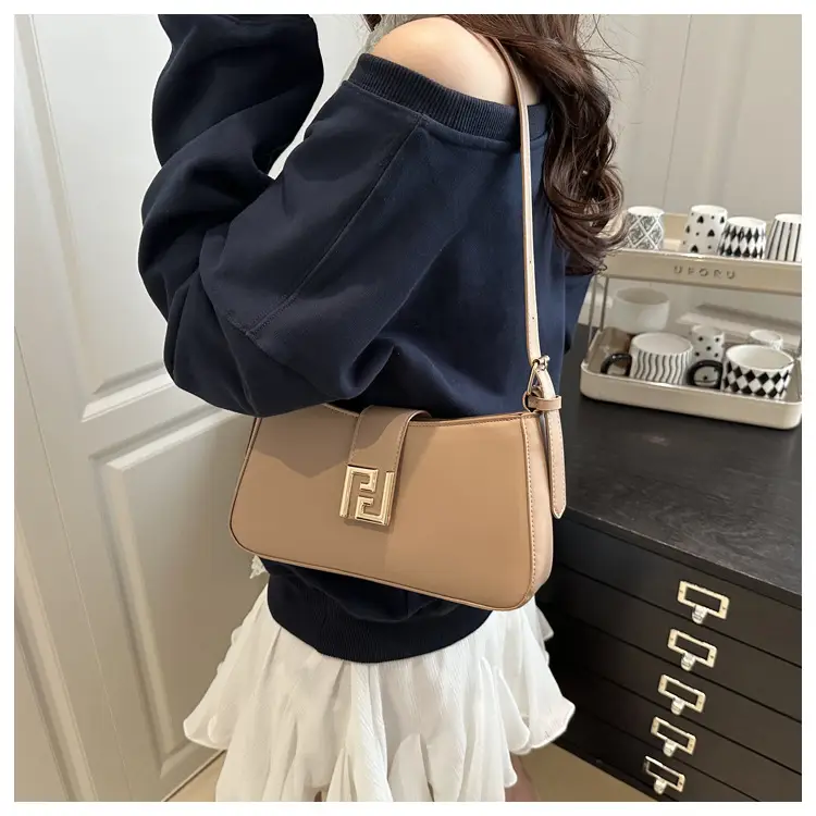White Fendi Style Shoulder Bag for Women 2025 — feature 23