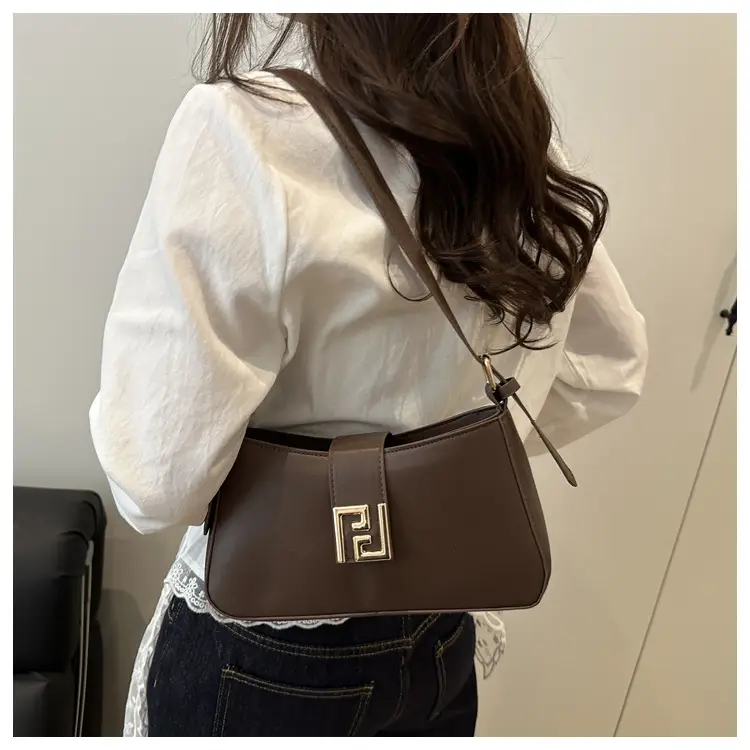 White Fendi Style Shoulder Bag for Women 2025 — feature 28