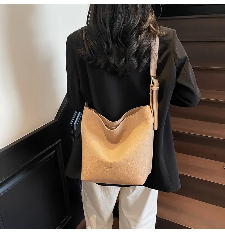 Retro Bucket Bag Large Capacity Shoulder Bag Leather — feature 22