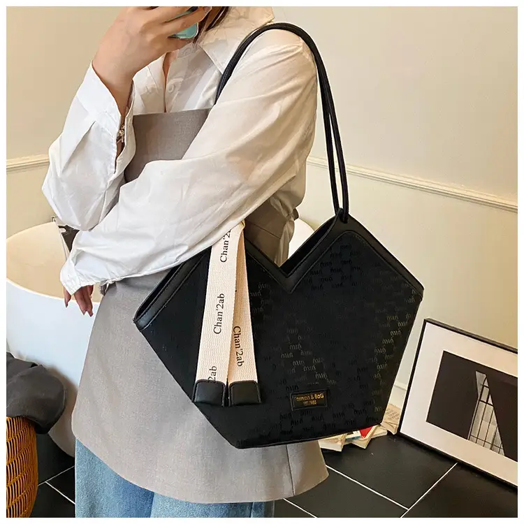 Trendy Women's White Embroidered Shoulder Bag 2025 — feature 13