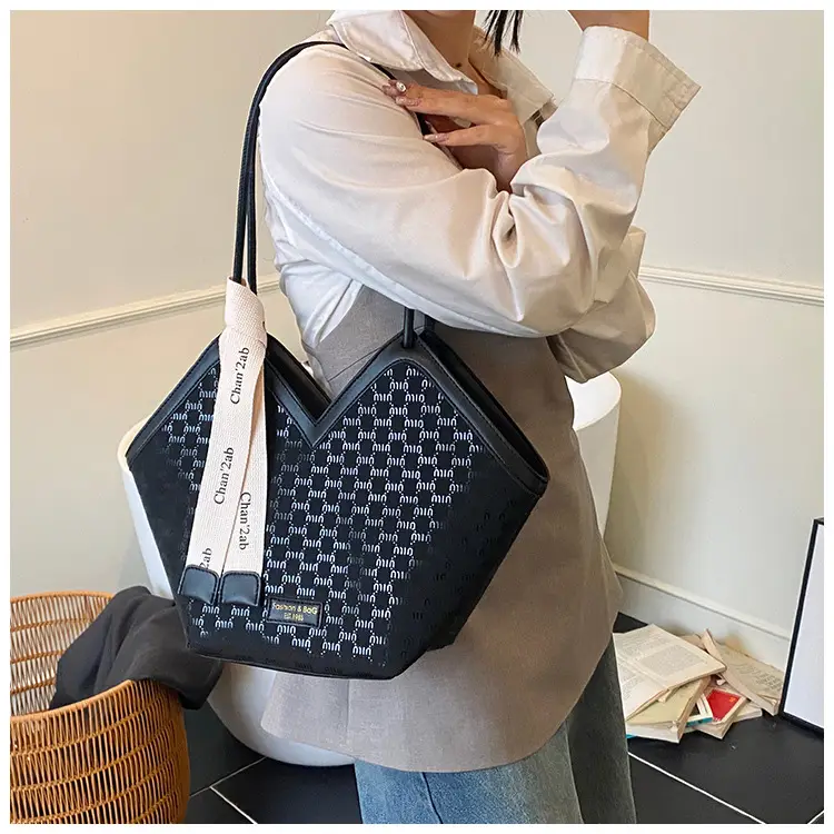 Trendy Women's White Embroidered Shoulder Bag 2025 — feature 14