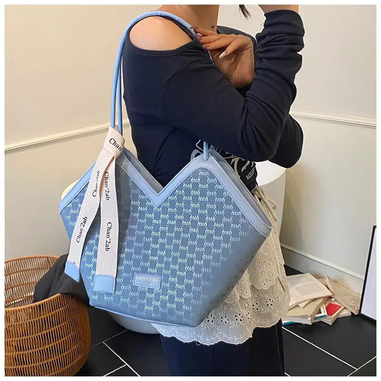 Trendy Women's White Embroidered Shoulder Bag 2025 — feature 19